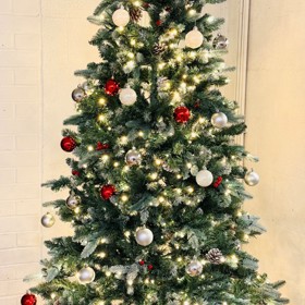 A decorated artificial Christmas tree in the corner of the seminar room.